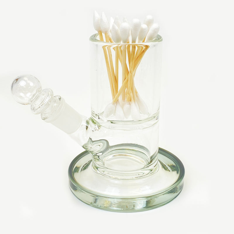 The best all-in-one ISO dab cleaning station is our INNOVA Basic. It is heavy duty and large capacity. The angled spout makes it easy to pour in the cleaning fluid and also to dip your swabs. Shown with the Smoke base and Crud Bud dual tip swabs.